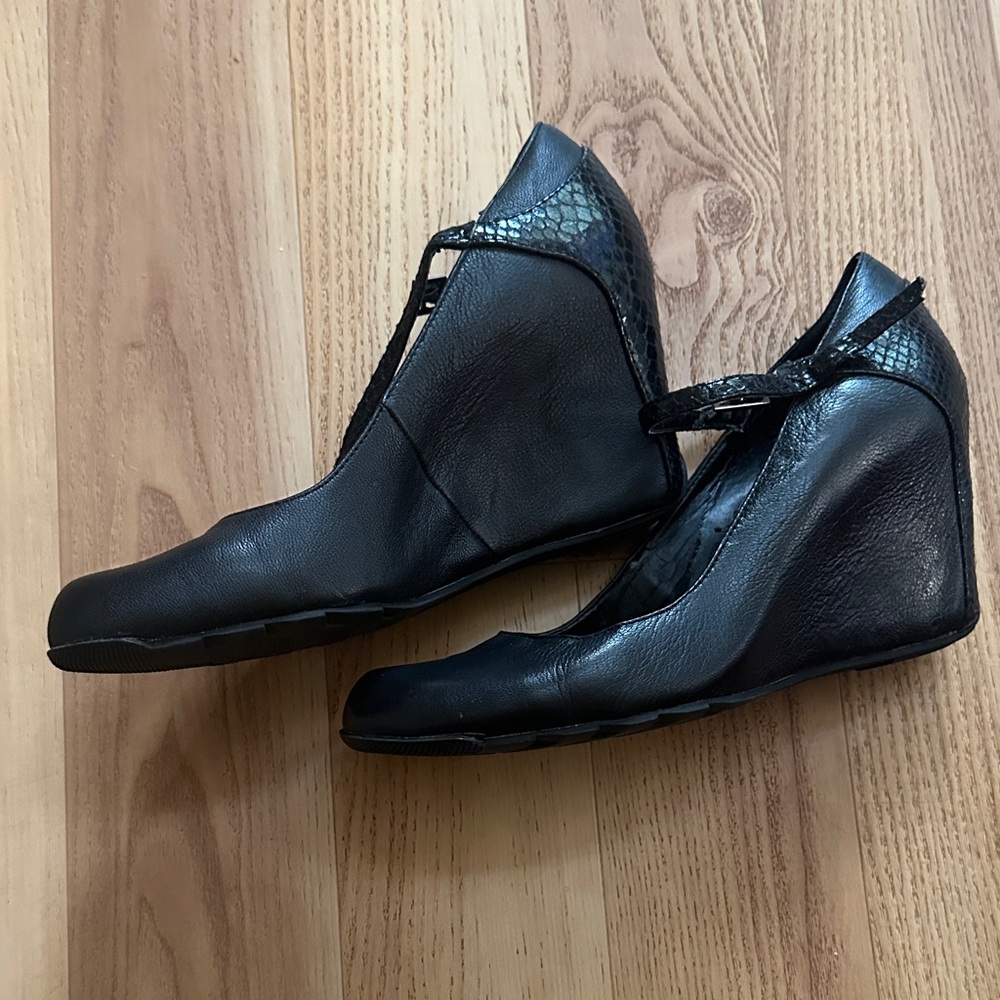 Reaction Kenneth Cole Black Wedge Shoes